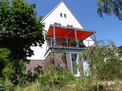 Südansocht mit Terrasse und Pergola